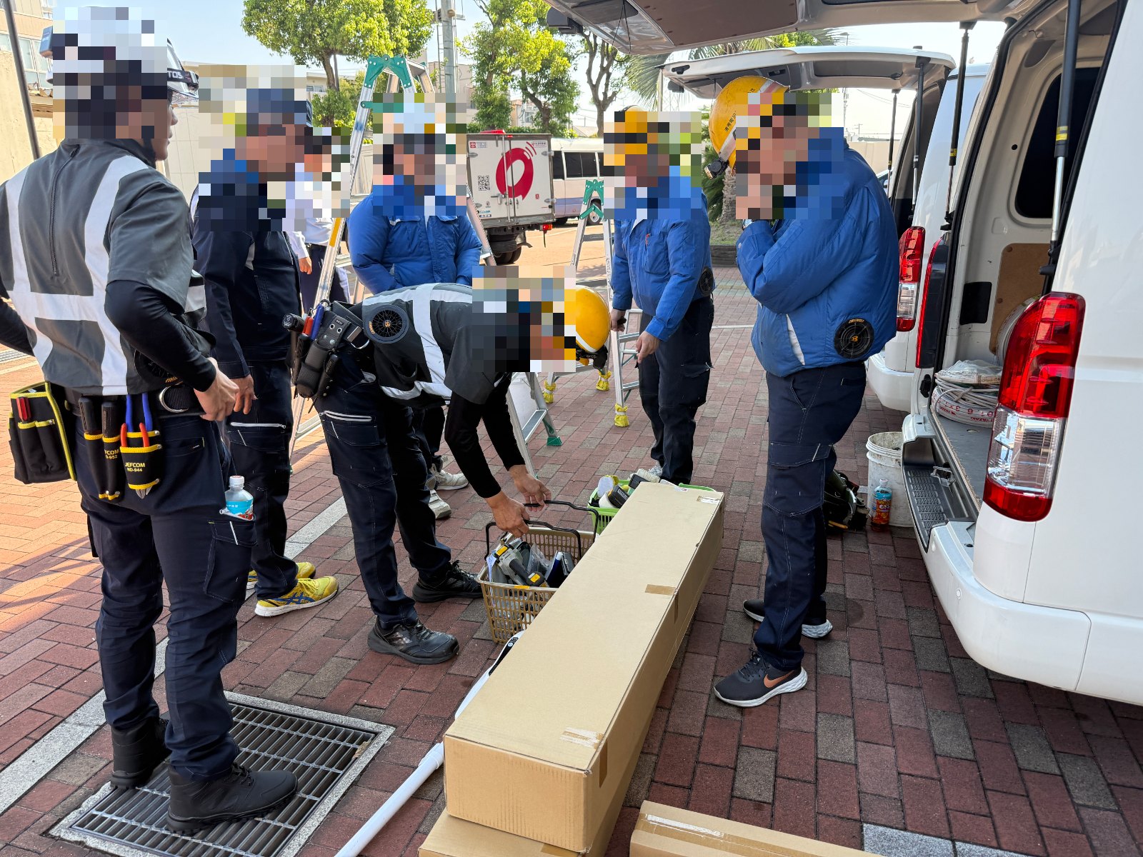 現場は、チームで動く。資材・工具の確認も全員で。