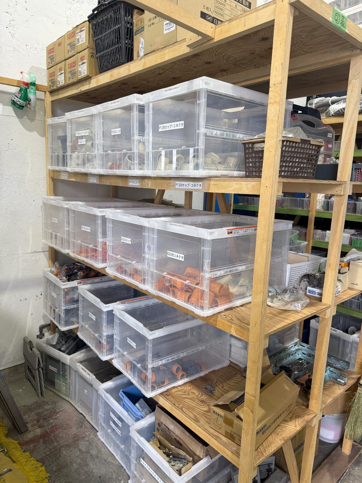 ラベル管理された資材棚（環境整備）
